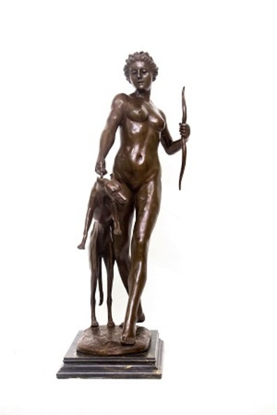 Диана - богиня охоты с собакой и луком