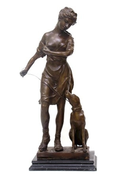 Диана - богиня охоты с собакой