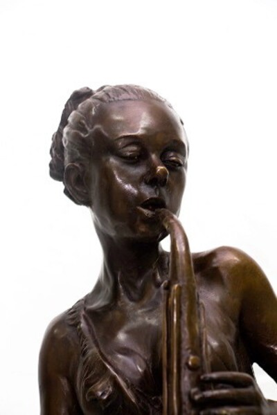 Девушка-музыкант с саксофоном