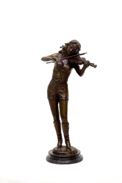 Девушка-музыкант со скрипкой
