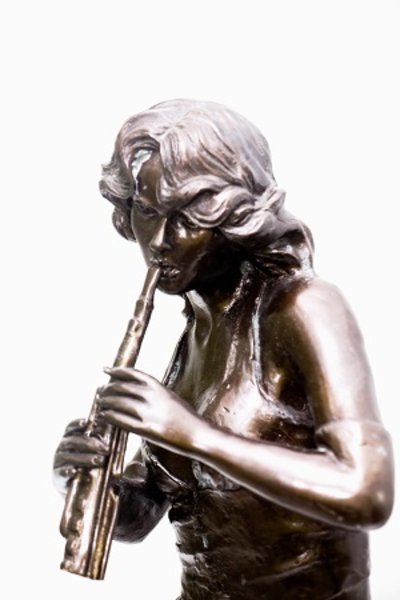 Девушка-музыкант с флейтой