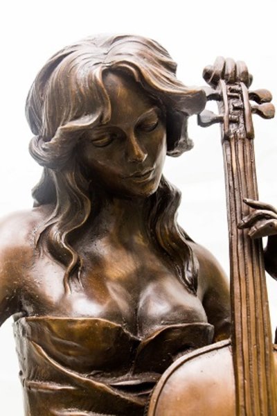 Девушка-музыкант с виолончелью