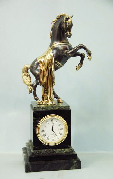 Часы "Конь с длинной попоной"