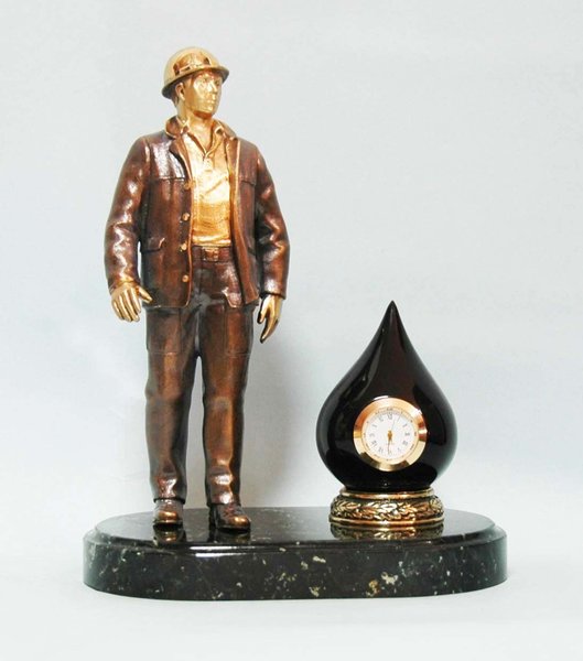 Статуэтка "Работник нефтяной промышленности"